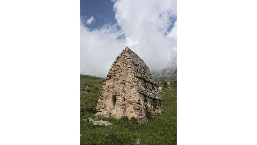 Склеповый некрополь с. Лезгор, склепы № 1-4. Склеп № 2