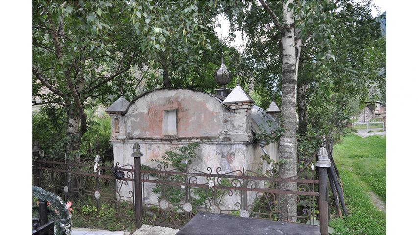 Средневековый могильник с. Нузал. Надгробие