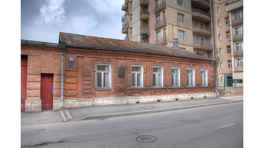 Дом, в котором с 1925 по 1944 г. жил писатель Арсен Борисович Коцоев.