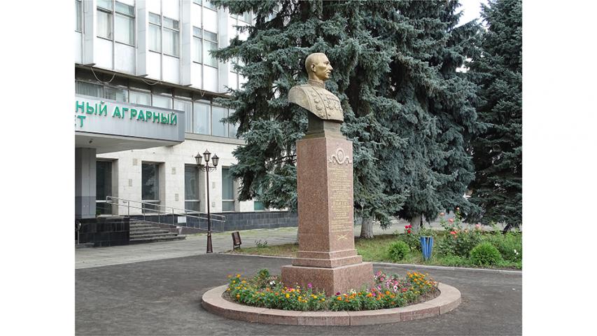 Бюст генерала И. А. Плиева