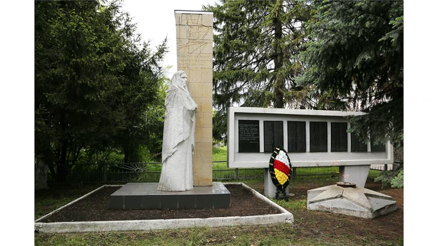 Памятник односельчанам, павшим на фронтах Великой Отечественной войны, с. Ольгинское